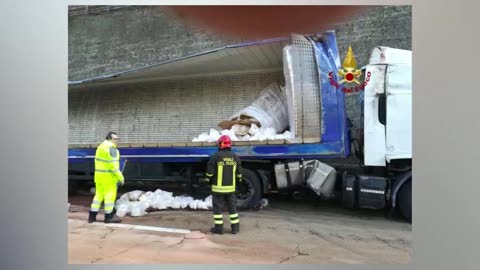 Tir si ribalta sull'A7, chiuso per 4 ore il tratto tra Busalla e Bolzaneto