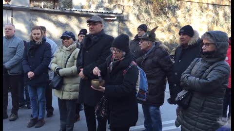 Bouquet di rose e 43 rintocchi di campana tibetana, la cerimonia a 4 mesi dal crollo di ponte Morandi