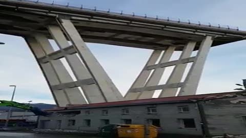 Demolizione sotto il moncone ovest di ponte Morandi: le immagini dal cantiere