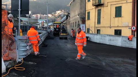 Genova, le immagini dei lavori di asfaltatura in via Borzoli