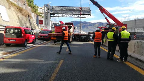 Demolizione Morandi, sul ponte arrivano i carrelli telecomandati