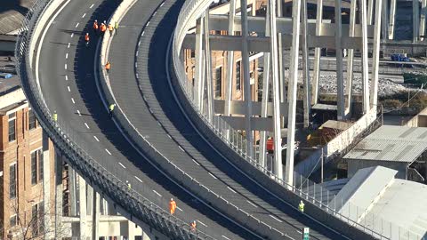 I carrelli radiocomandati attraversano ponte Morandi