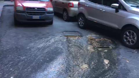 Genova, in via Vesuvio c'è la fogna a cielo aperto da due mesi