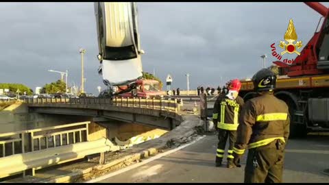 Auto sfonda il guard rail e rimane appesa, a un passo dal vuoto: le immagini