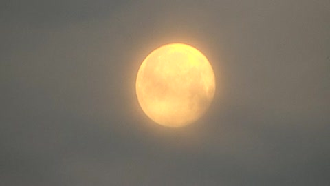 Una super Luna domina il cielo di Genova: il video