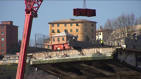 Uomini al lavoro sul bordo del moncone ovest, si avvicina il primo 'taglio'