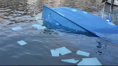 Peschereccio affondato, rischio inquinamento: parzialmente riaperto il porto