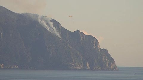 Incendio sul monte di Portofino, canadair in azione: il video 