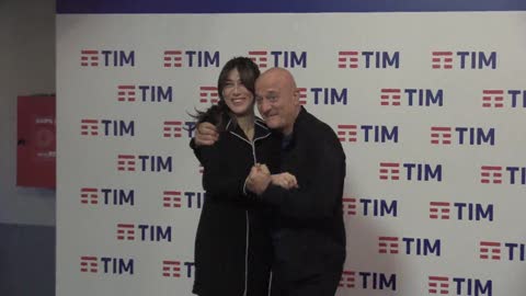 Festival, lo show di Claudio Bisio: bacia Virginia Raffaele e scherza con i fotografi