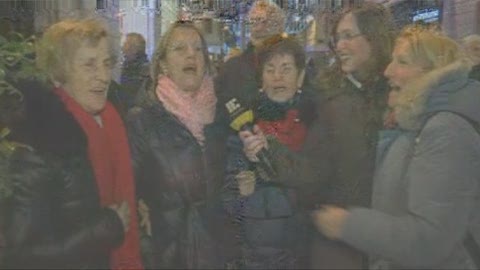 Da Albano a Ultimo, le persone cantano tra le strade di Sanremo 