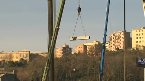 Demolizione ponte Morandi, la gru rimuove una parte metallica