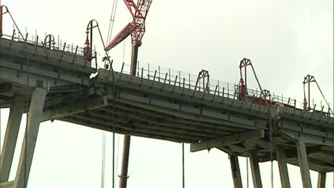 Lavori ponte Morandi, la trave si stacca dal moncone e inizia a scendere a terra