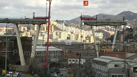 Giù il primo pezzo di ponte Morandi, prosegue la discesa