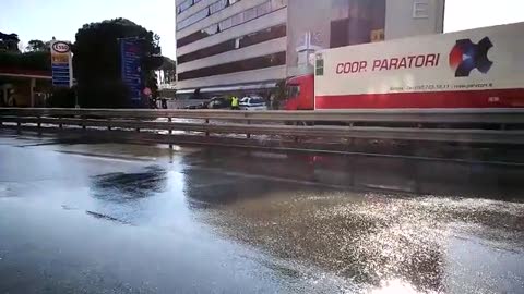 Si rompe una grossa tubatura dell'acqua: traffico in tilt in corso Europa a Genova