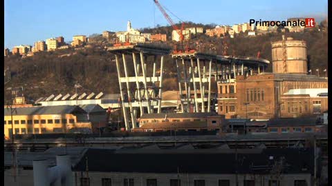 Ponte, a terra la seconda trave del Morandi: il time lapse