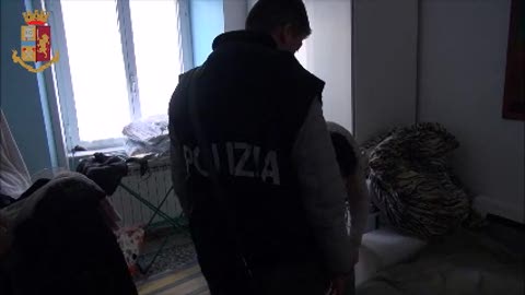 Madre e figlia in manette, obbligavano ragazze dell'est a prostituirsi