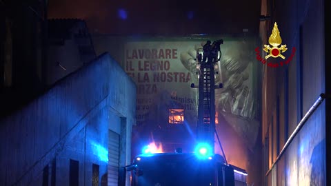 Genova, incendio nella notte in via San Quirico: distrutta una falegnameria