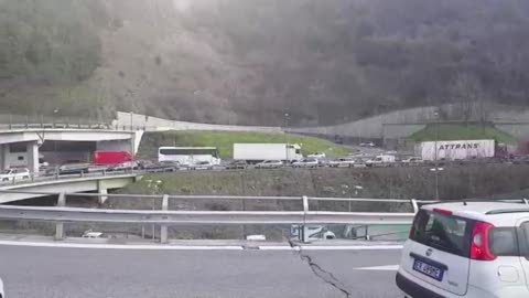 Camion in fiamme con a bordo bombole di idrogeno, traffico in tilt a Genova Bolzaneto