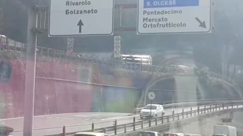 Camion in fiamme con a bordo bombole di idrogeno a Genova Bolzaneto: le immagini