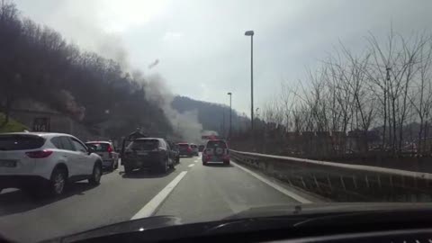 Camion in fiamme con a bordo bombole di idrogeno a Genova Bolzaneto: le immagini della colonna di fumo 