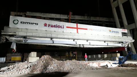 Demolizione ponte Morandi, a terra la terza trave gerber