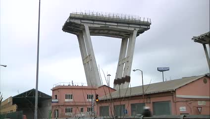 Ponte, giù la terza trave: ora si lavora per la demolizione della pila 8