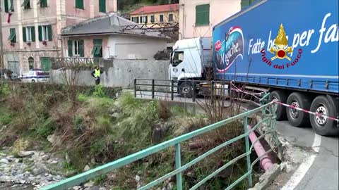 Il tir sbaglia strada e si incastra, per ore San Desiderio irraggiungibile