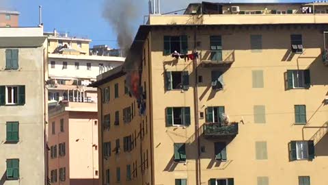 Incendio appartamento a Genova Marassi, fiamme alte. Il video 1