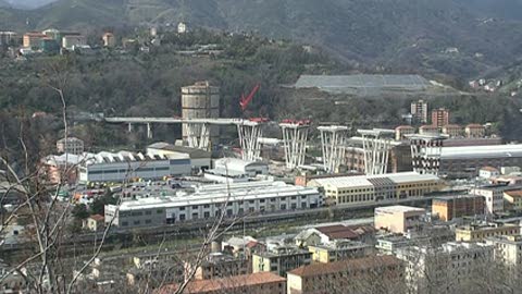 Demolizione ponte Morandi, giù la quarta trave: le immagini della discesa