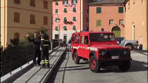 Incendio boschivo a Mele, vigili del fuoco al lavoro