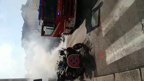 Paura a San Martino, prende fuoco un furgone in via Lagustena