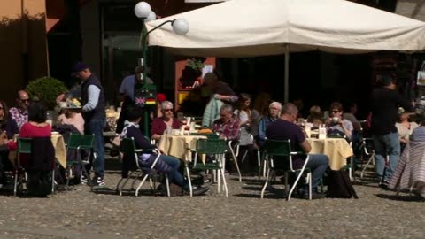 In attesa della riapertura della strada, la piazzetta di Portofino si ripopola di turisti