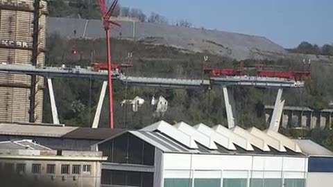 Ponte Morandi, al via la discesa della penultima trave