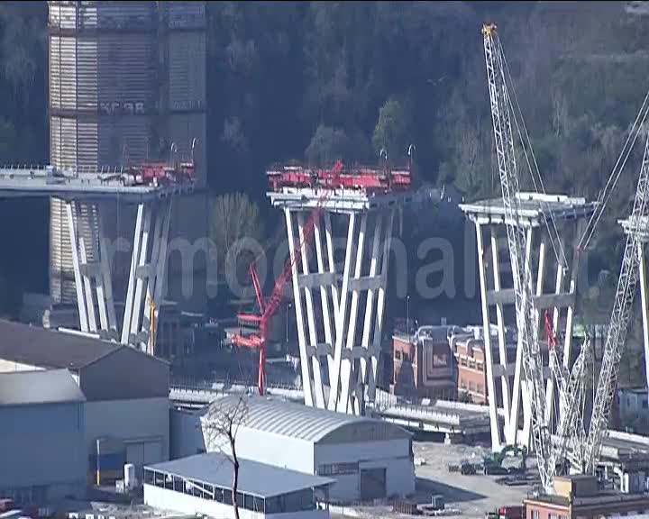 In attesa della prima pietra del nuovo ponte, montate le maxi-gru per la demolizione