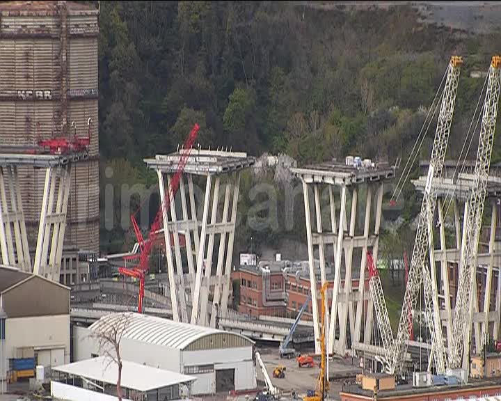 Ponte, iniziata la demolizione della pila 5: mercoledì tocca alla parte superiore