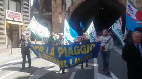 Piaggio Aero, il corteo per le vie di Genova al grido: 