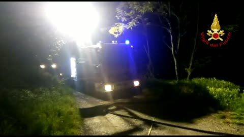 Genova, fuga di gas e auto incendiate: notte di lavoro per i vigili del fuoco