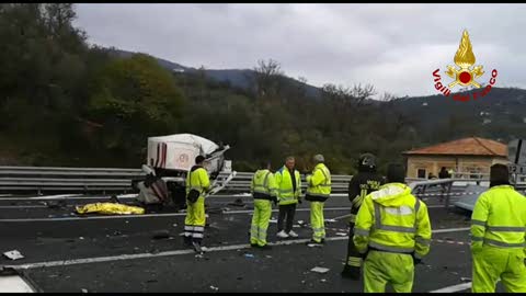 Tir invade carreggiata a Lavagna, due morti sulla A12: il video