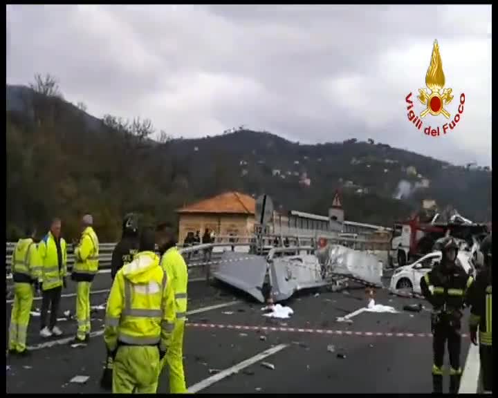 Tir invade carreggiata a Lavagna, due morti sulla A12