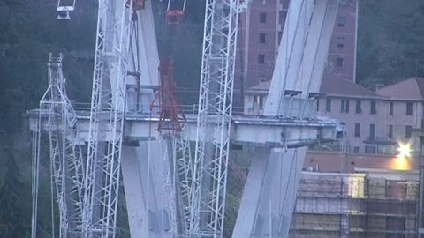 Ponte Morandi, maxi gru al lavoro: a terra il primo pezzo di pila