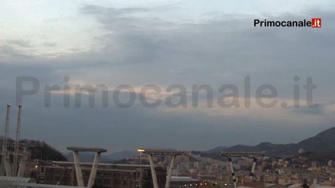 Ponte Morandi, giù il primo pezzo della pila 5: il time lapse