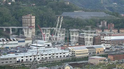 Demolizione ponte Morandi, a terra la seconda porzione della pila 5