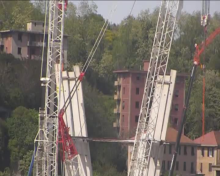 Pezzo dopo pezzo si smonta la pila 5, in settimana giù l'ultimo capannone