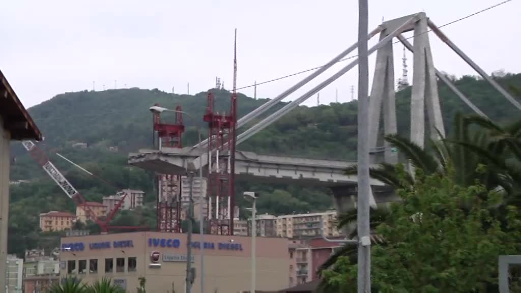 Ponte Morandi, prosegue la demolizione: in arrivo la decisione sull'uso dell'esplosivo