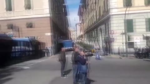 Estrema destra e antifascisti in piazza, tensione e scontri a Genova