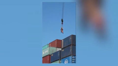 Genova, appesi al gancio di una gru per recuperare il materiale di un container