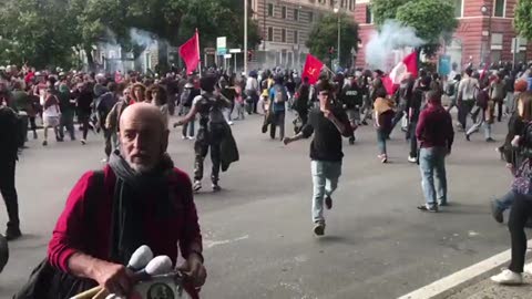 Casapound e antifascisti: tensione in piazza, la carica della polizia