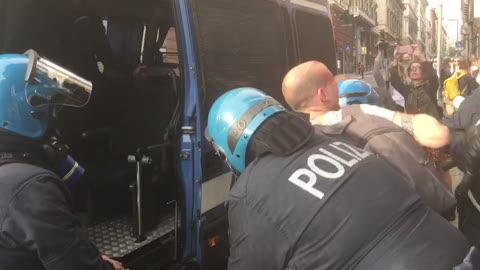 Genova, scontri polizia e antifascisti: tensione e arresti