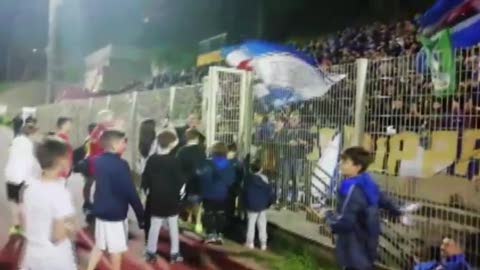 Flachi e gli ex compagni della Sampdoria in gradinata con i tifosi a cantare i cori blucerchiati