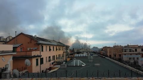 Genova, vasto incendio in casa a Sampierdarena